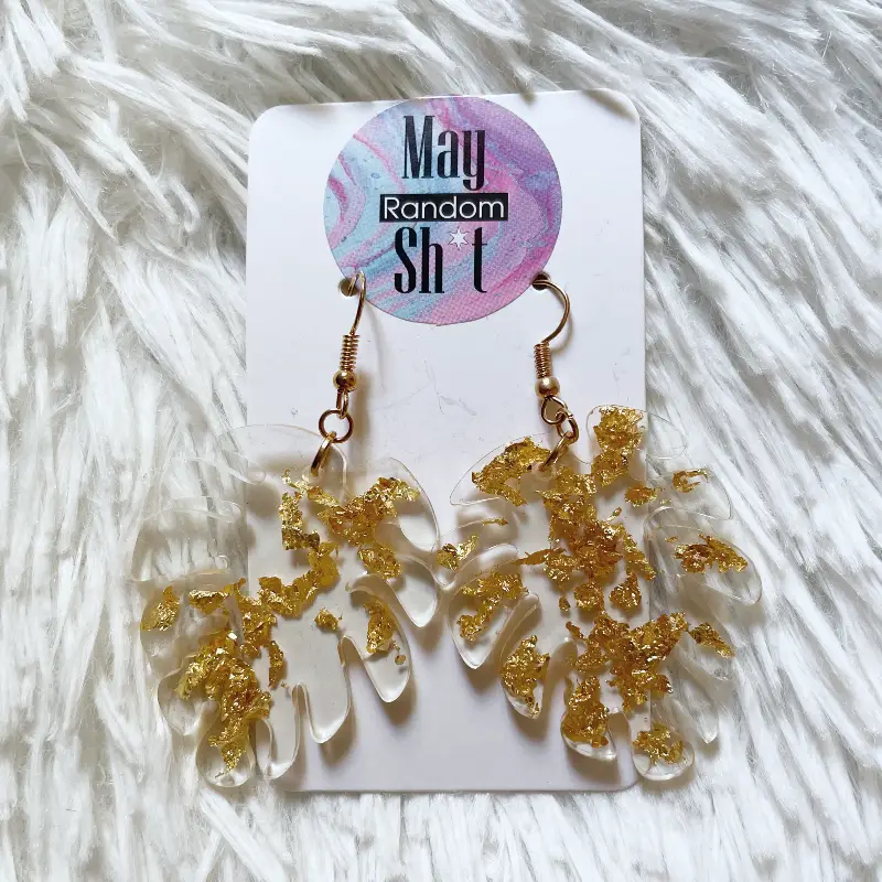 21025-mallorca-2 Pendientes únicos con forma de hoja de resina transparente y papel de oro.