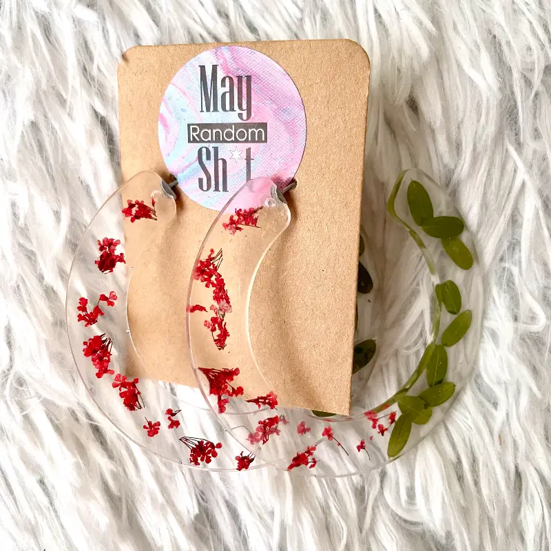 21028-amanda Pendientes de aro únicos de resina transparente con flores pequeñas naturales secas rojas y hojitas verdes.