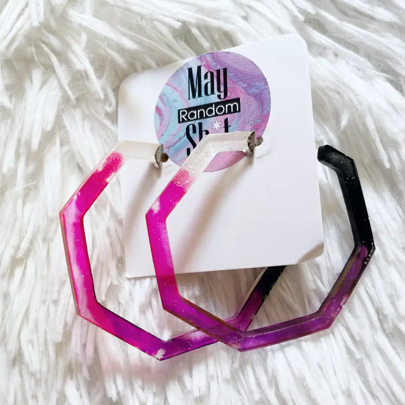 21029-yess Pendientes únicos de resina con tintas negra, morada, rosa y blanca.