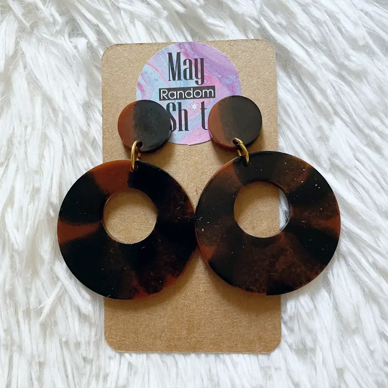 21033-lorena Pendientes únicos de resina negra y marrón.