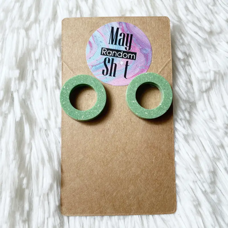 21043-pachamama-i Pendientes únicos pequeños y fijos de resina verde.