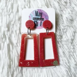 Pendientes únicos de resina color rojo-teja con pequeñas trazas blancas y verdosas.