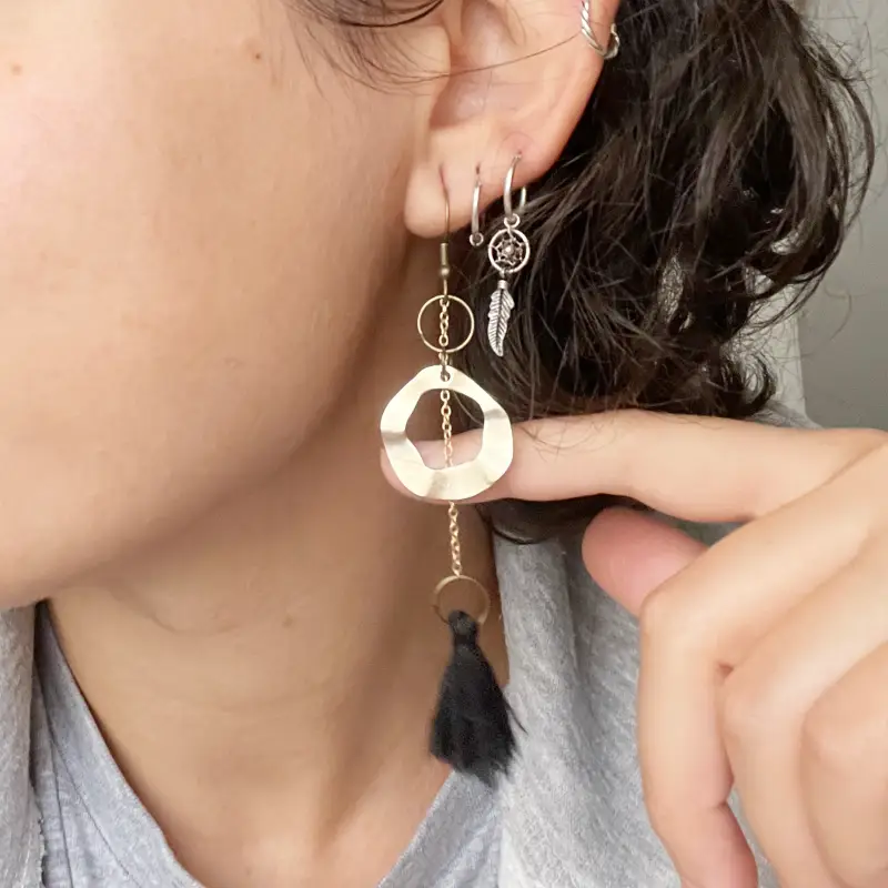 21053-black-sabbath-pimp-2 Así quedan los Pendientes largos dorados con borlas de flecos negras