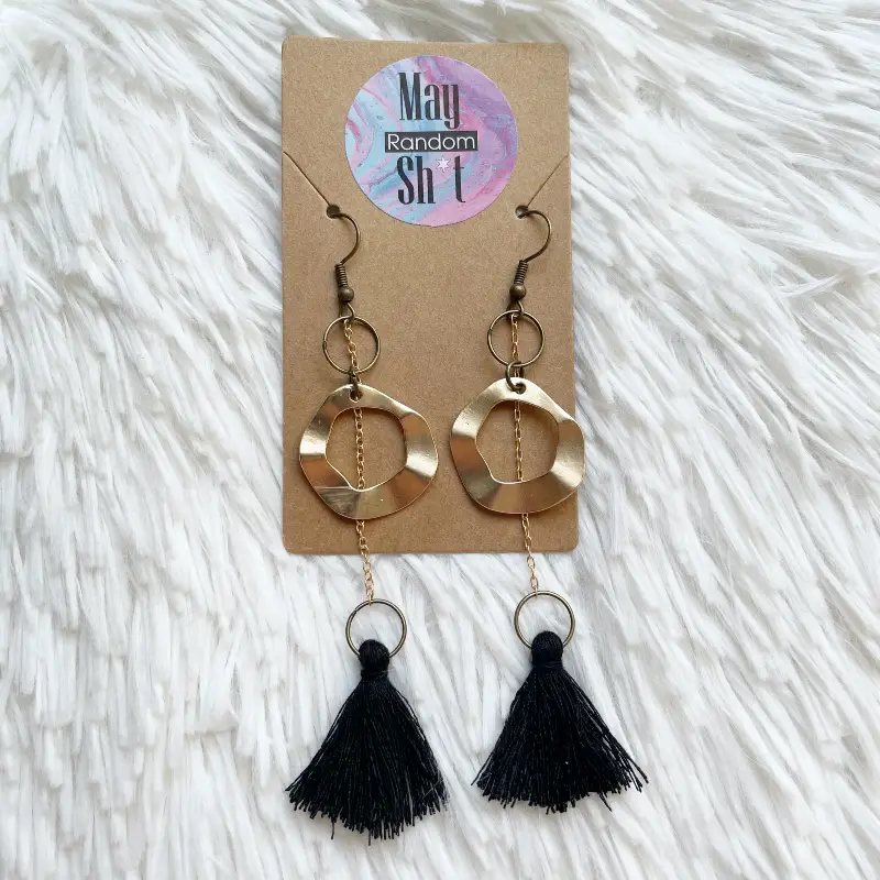 21053-black-sabbath-pimp Pendientes largos dorados con borlas de flecos negras