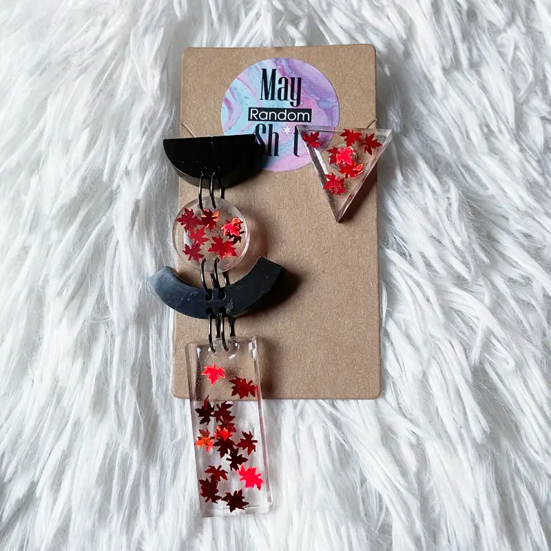 21070-ola Pendientes únicos de resina transparente con hojitas rojo caoba y resina negra.